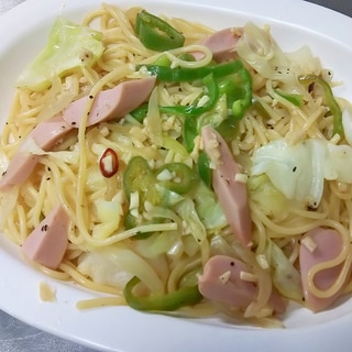 ソーセージで簡単！ペペロンチーノ風ガーリックパスタ